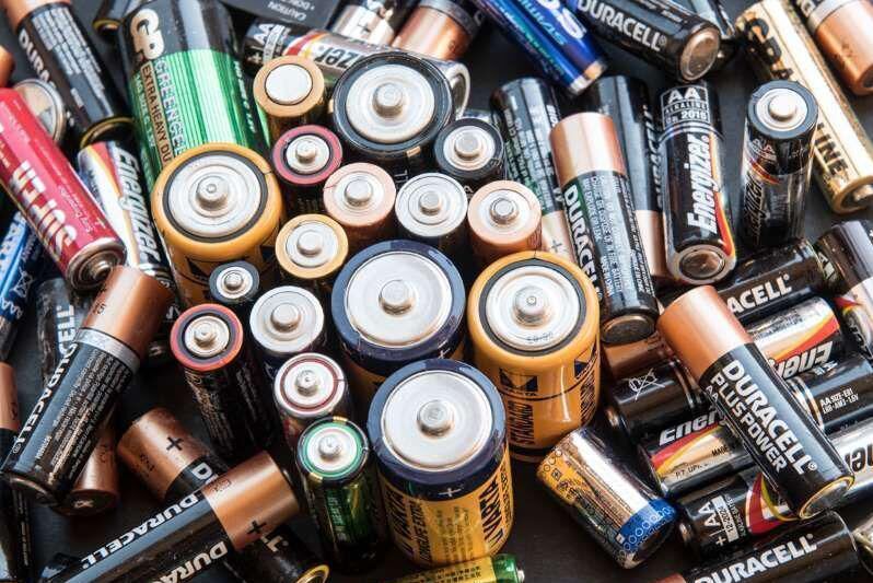 آیا باتری‌ها برای انسان خطر دارند؟ باتری‌های مستعمل را چه باید کرد؟