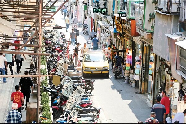 موتورسیکلت‌هایی که همچنان حقوق عابران در پیاده رو‌ها را نادیده می‌گیرند