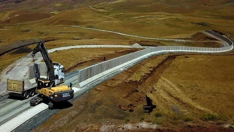 دیواری بتنی میان مرز ترکیه و ایران