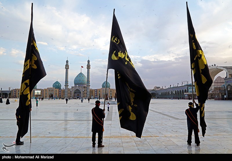 تعویض پرچم گنبد مسجد جمکران در ماه محرم
