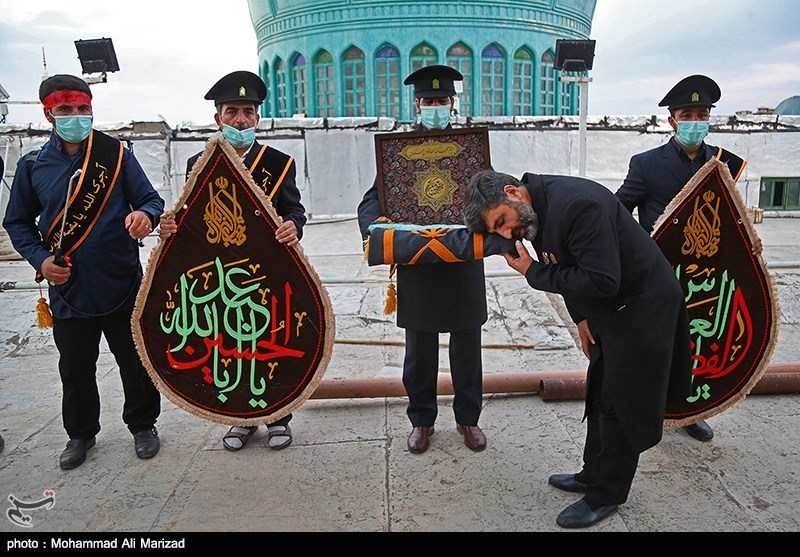 تعویض پرچم گنبد مسجد جمکران در ماه محرم
