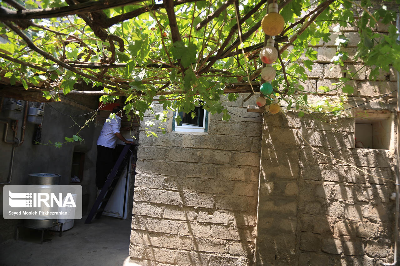 ماکت سازی هنرمند سقزی با چوب و تخته
