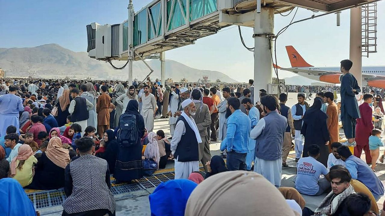 کنترل بیرون فرودگاه به دست طالبان و داخل به دست آمریکایی‌ها