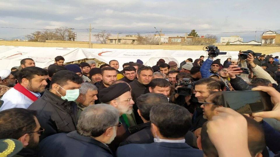 رئیسی: با صبوری شایعات را پشت سر بگذارید، آرامش دوباره به خوی بازمی‌گردد