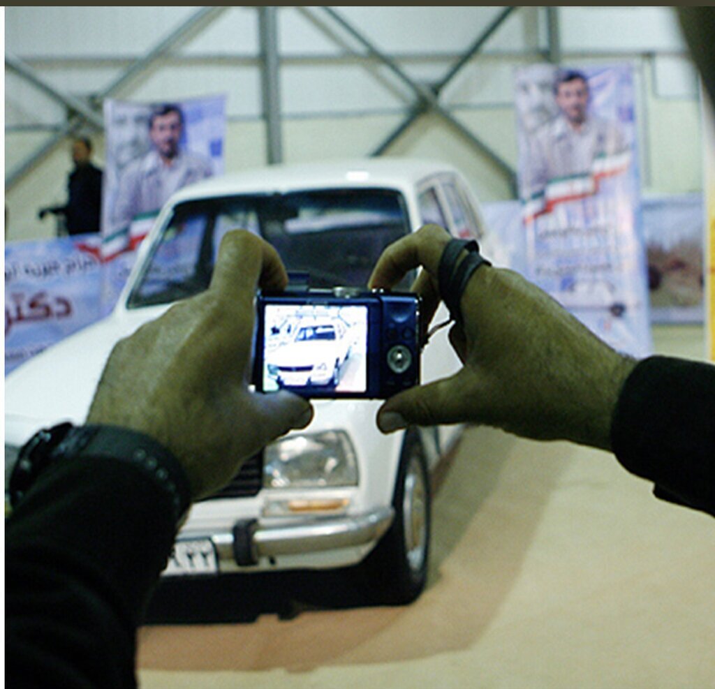 ماشین احمدی‌نژاد در پارکینگ بهزیستی چه می‌کند؟