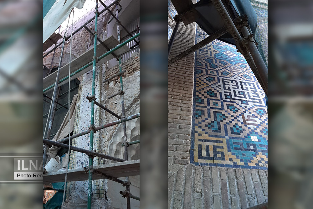 تداوم دعوا بین فعالان میراث با متولیان آستان حضرت معصومه درباره کاشی‌های در حال تعویض صحن عتیق