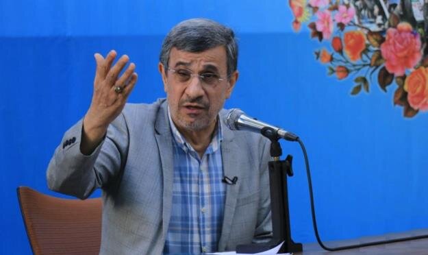 انتقاد شدید احمدی نژاد از آنان که «در کره ماه زندگی» می‌کنند، اجازه ندارید کشتی کشور و مردم را سوراخ کنید