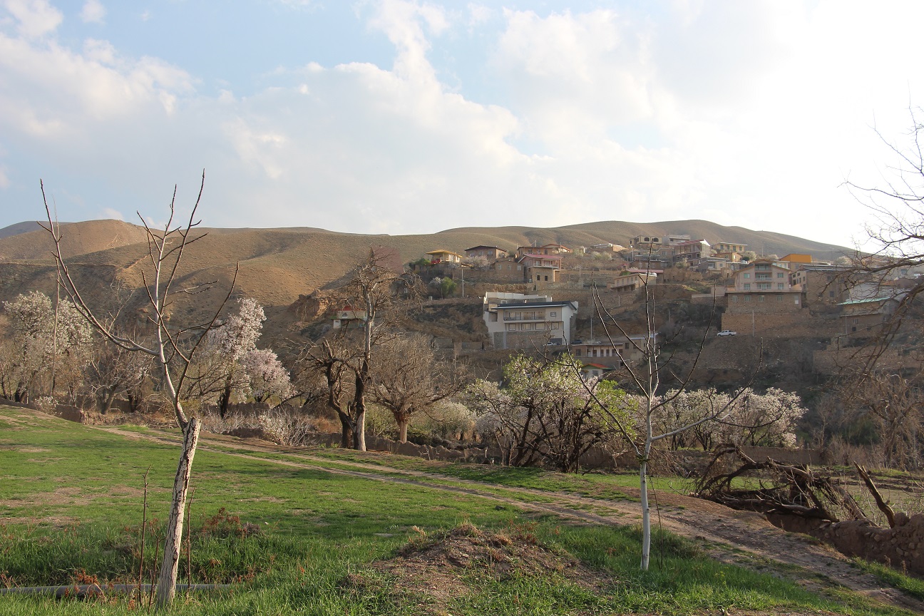 چشم انداز بهاری روستای بازرجان