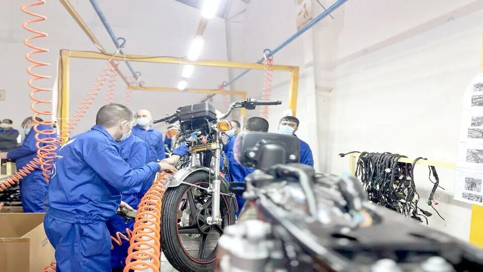 افتتاح خط تولید موتورسیکلت در زندان قم با حضور رئیس کل زندان‌های‌ کشور