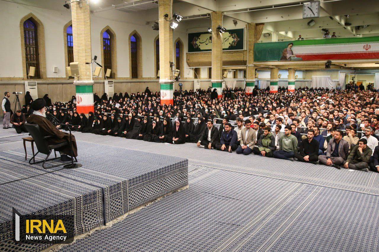 دیدار جمعی از رأی اولی‌ها و خانواده‌های شهدا با رهبر انقلاب