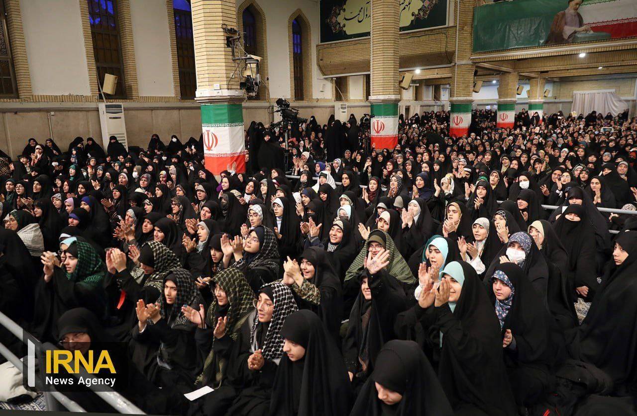 دیدار جمعی از رأی اولی‌ها و خانواده‌های شهدا با رهبر انقلاب