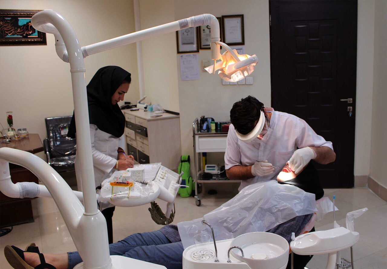افزایش سه برابری پوسیدگی دندان ایرانی‌ها به علت گسترش فقر + جایگاه بیمه دندانپزشکی و دستیاران برای اپیدمی دهان‌های بدون دندان کجاست آقای وزیر با لیاقت؟