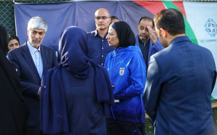حضور وزیر ورزش در اردوی تیم ملی فوتبال بانوان ایران