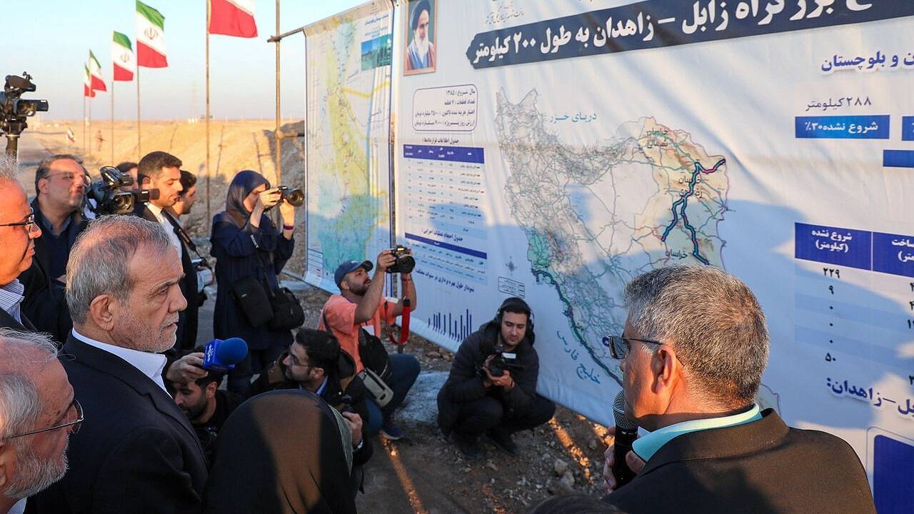 افتتاح قطعه پایانی «بزرگراه ۲۰۰ کیلومتری زابل-زاهدان» با حضور رئیس‌جمهور