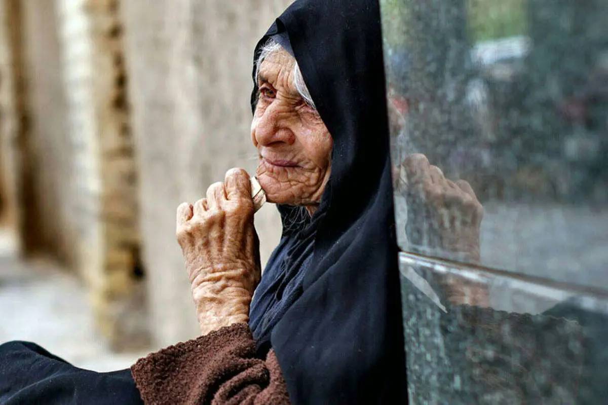 تشدید پدیده سالمندان سر راهی: آمار تلخ رها شدن ۴هزار و ۸۰۰ سالمند در بیمارستان و امامزاده‌ها!
