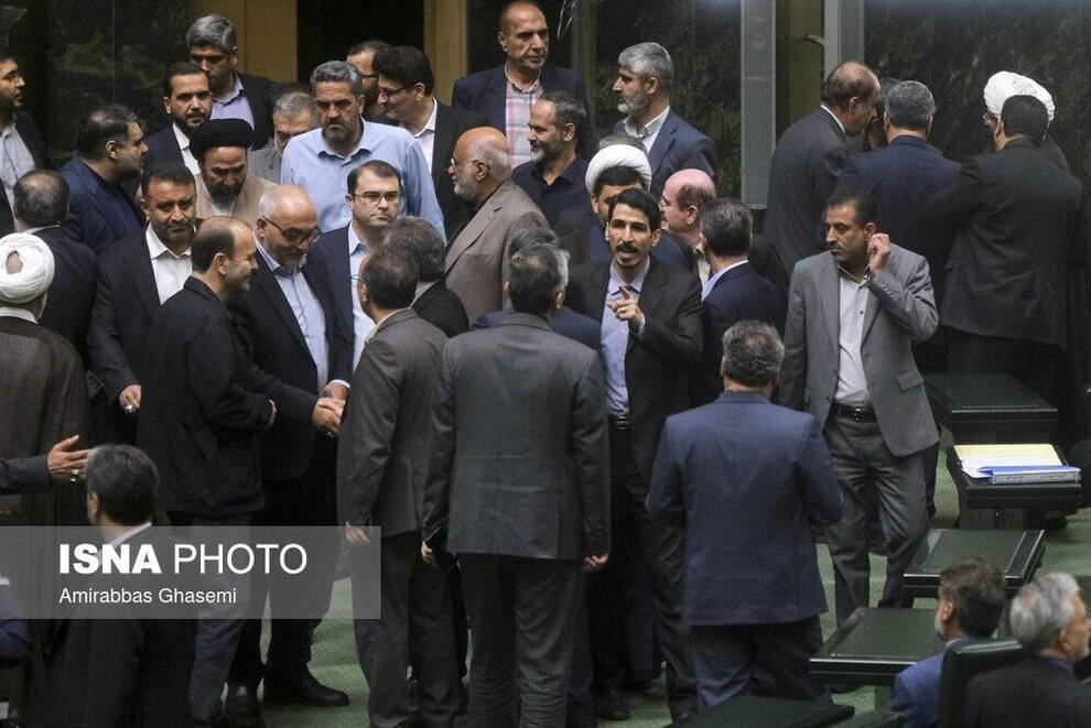 درگیری بر سر اعتبارنامه تاجگردون بالا گرفت و  قالیباف اعتبارنامه ها را به رأی نگذاشت؟ + صلاحیت ها را  تحویل بگیر جناب شورای نگهبان ،چقدر درباره پاکدشت داد زدیم و نخواستی بشنوی