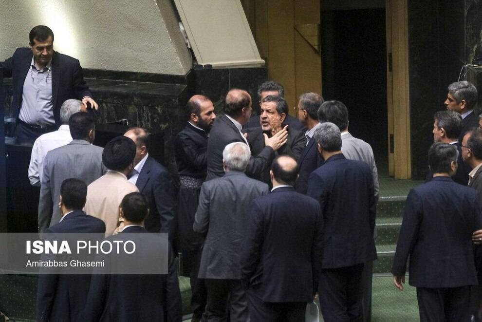 درگیری بر سر اعتبارنامه تاجگردون بالا گرفت و  قالیباف اعتبارنامه ها را به رأی نگذاشت؟ + صلاحیت ها را  تحویل بگیر جناب شورای نگهبان ،چقدر درباره پاکدشت داد زدیم و نخواستی بشنوی