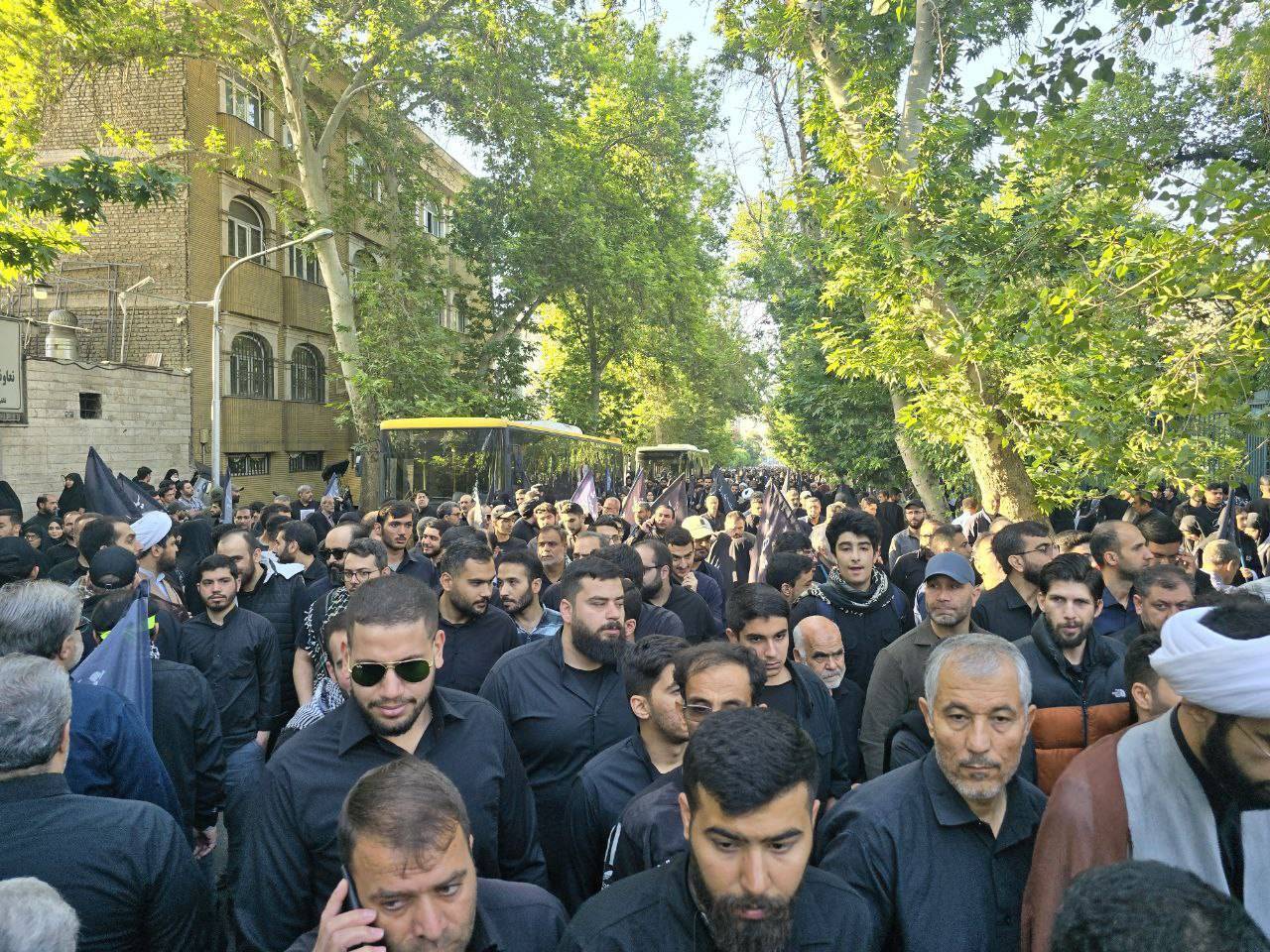 رهبر انقلاب بر پیکر رئیس‌جمهور شهید و همراهان ایشان نماز اقامه کردند + اللهم لانعلم منهم الا خیرا