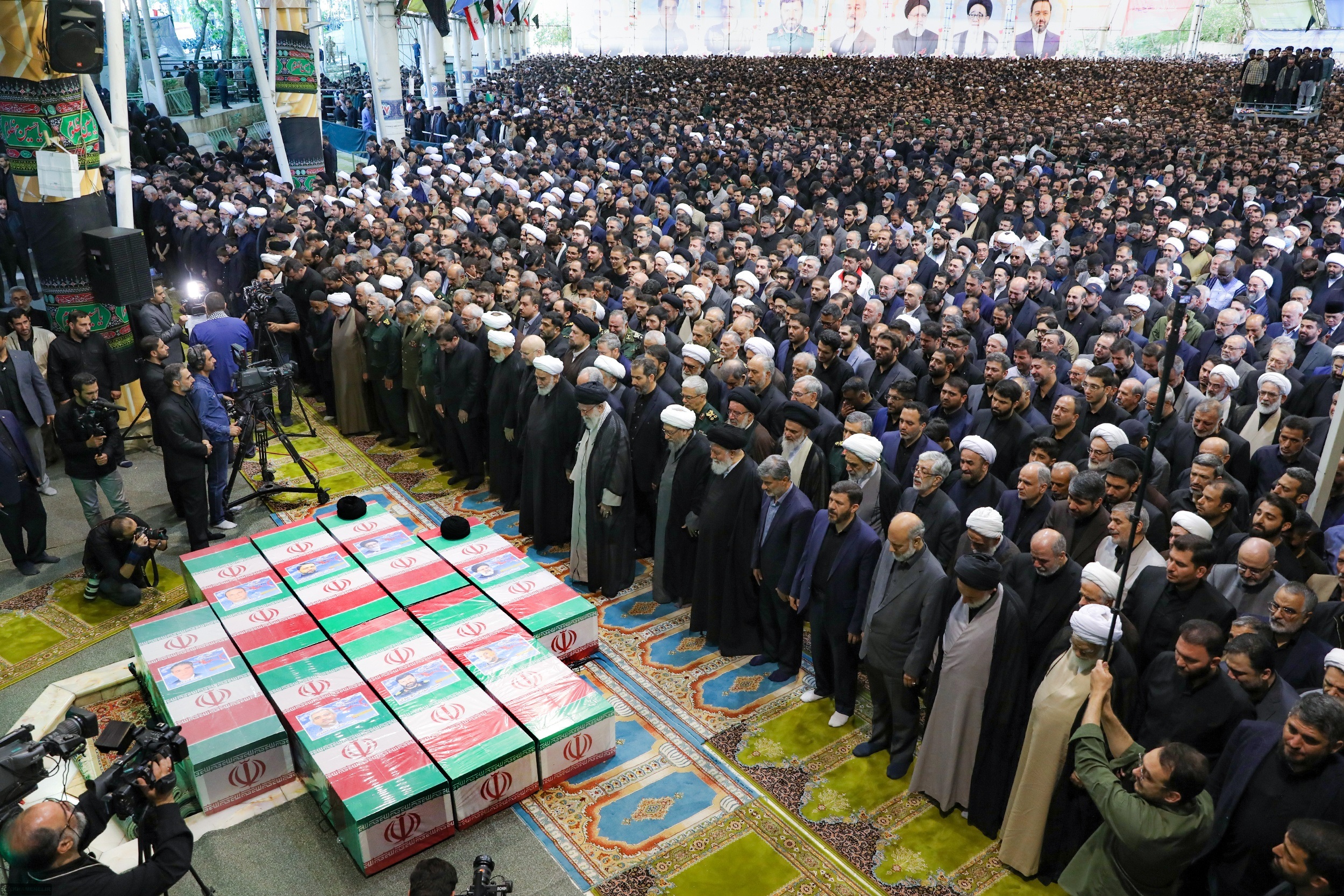 رهبر انقلاب بر پیکر رئیس‌جمهور شهید و همراهان ایشان نماز اقامه کردند + اللهم لانعلم منهم الا خیرا(سه بار تکرار)