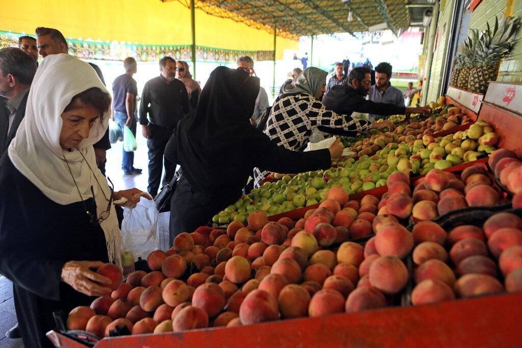 سبقت ناگهانی هلو ‌‌از گوشت؛ دلایل افزایش قیمت میوه + آیا کسانی در وزارت جهادکشاورزی از این آشفته بازار منتفع هستند؟