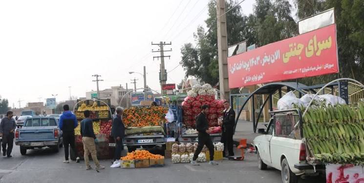 ادعای قاچاق سوخت و واردات انبه و انبوه وانت بارهای انبه فروش کنار خیابان + انبه نخرید تا قیمت به 60 هزار تومان سقوط کند
