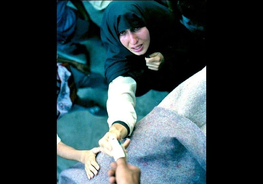 شما از پدر فرزندان من خبری ندارید؟! + غمگین ترین عکس در هیاهوی شادی های آزادی