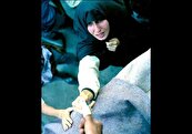 شما از پدر فرزندان من خبری ندارید؟! + غمگین ترین عکس در هیاهوی شادی های آزادی