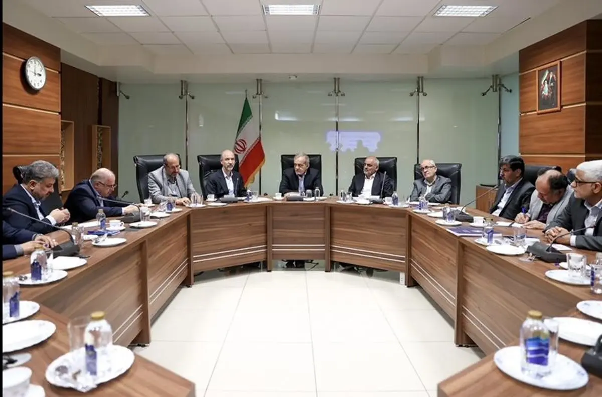 تشریح سند چشم‌انداز ۱۴۲۰ صنعت برق کشور در حضور رئیس‌جمهور + تدوین سند بدون نظرخواهی عمومی از متخصصان یعنی دو زار ،جناب پزشکیان