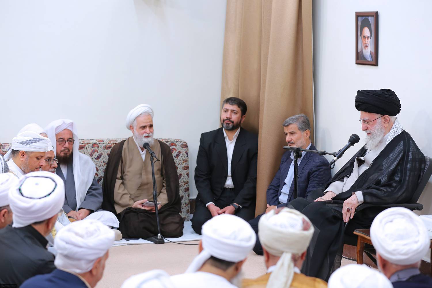 رهبر انقلاب: وحدت نه یک تاکتیک سیاسی، بلکه یک اصل قرآنی است