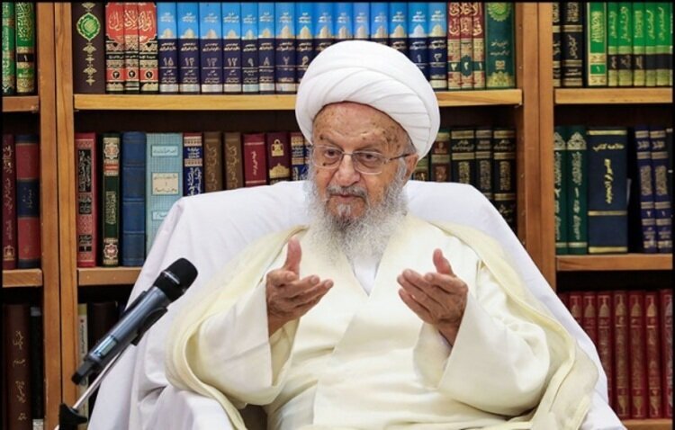 پاسخ آیت‌الله مکارم درباره ارسال پیامک به پدر وشوهر بانوانی که حجاب را رعایت نمی‌کنند