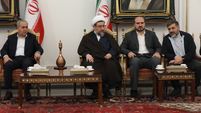 حضور خانواده شهیدان‌ پرواز اردیبهشت در ورزقان و ادای احترام به شهدای خدمت