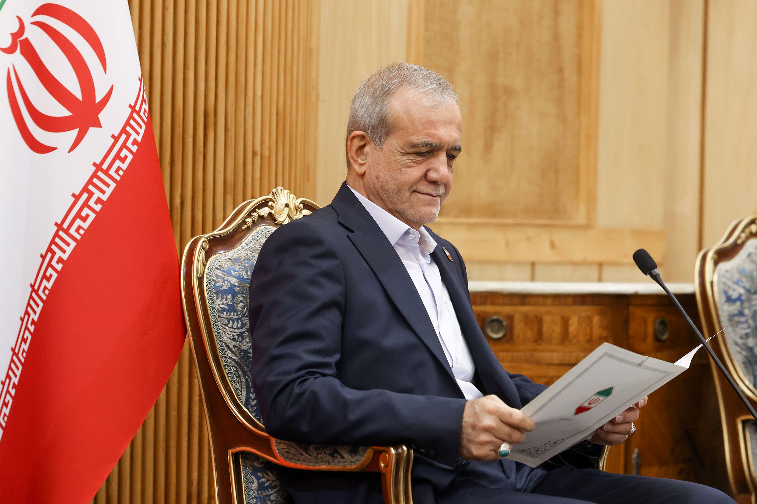 آقای پزشکیان! یقه خودتان را بگیرید، آن زمانی که تشریف آوردید در میدان انتخابات باید فکر این روزها را هم می‌کردید
