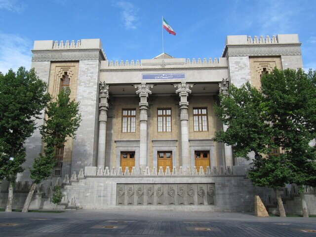 درخواست بازتعریف مؤلفه‌های سیاست خارجی با رویکردی واقع‌گرایانه، هوشمندانه و منفعت محور