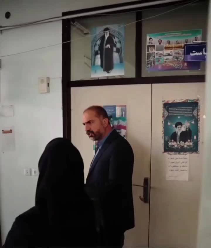 بازدید سرزده فرماندار گچساران از اداره‌های شهرستان + کارکنان برخی اداراتی که در اتاق خود مشغول صرف صبحانه یا چرت زدن بودند؟
