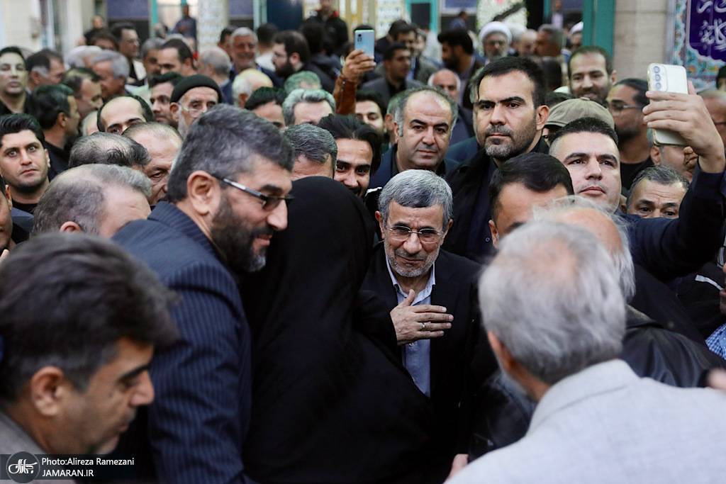 برگزاری مراسم یادبود مرحومه زرین احمدی‌نژاد، خواهر محمود احمدی‌نژاد در مسجد جامع نارمک با حضور مقامات دولت دهم و نهم