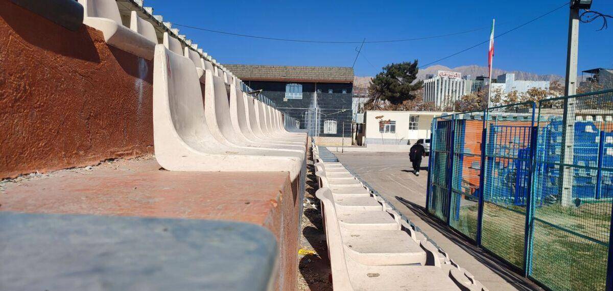 پت و مت و صندلی‌های بهم چسبیده ورزشگاه تختی یاسوج!