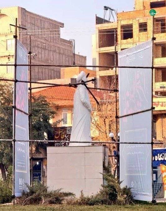 اقدام زشت شهرداری ارومیه؛ زدن داربست به مجسمه سعدی به‌عنوان تکیه‌گاه برای بنرهای شهری! + واکنش شهرداری