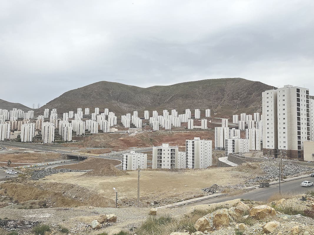 چالش هزینه‌های سکونت طبقه متوسط و اجبار به حاشیه‌نشینی + آیا عمدی برای حذف طبقه متوسط و دو قطبی سازی جامعه در طبقه بالا و پائین اقتصادی وجود دارد؟