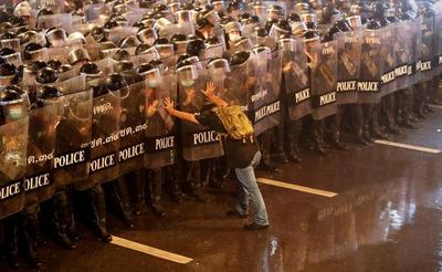 تقابل معترض ضد دولتی و پلیس بانکوک، تایلند