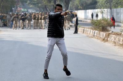 اسلحه کشیدن معترض هندی به روی نیروهای پلیس