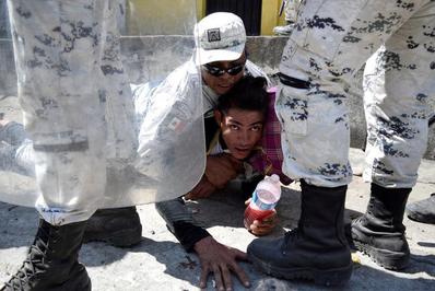 بازداشت یک مهاجر غیر قانونی توسط پلیس گارد ملی مکزیک