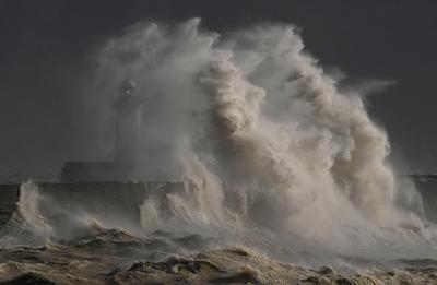 نمای زیبایی از خروش امواج دریا در سواحل انگلیس