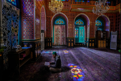 روزه‌دار کشمیری در حال قرائت قرآن در اولین روز ماه رمضان داخل زیارتگاه صوفی شیخ عبدالقادر گیلانی در منطقه سرینگار (کشمیر تحت کنترل هند)