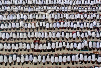 دانش‌آموزان مدرسه شبانه‌روزی اسلامی «مدان» واقع در سوماترای شمالی اندونزی در حال اقامه نماز ظهر
در اولین روز از ماه مبارک رمضان 