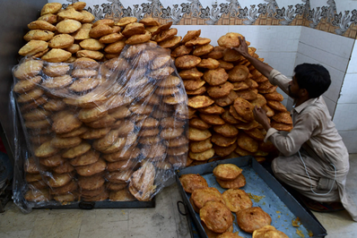یک نانوا در کراچی در حال آماده‌سازی نان‌های ورمیشل در وعده افطار مشتریان 