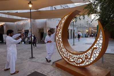 عکاسی مردم در کنار نماد تزئینی ماه رمضان در منطقه سیف دبی 