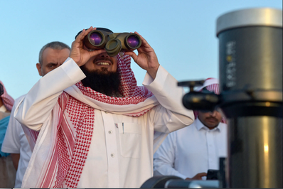 کمیته سعودی در حال رصد هلال ماه رمضان در شهر طائف واقع در جنوب غرب عربستان