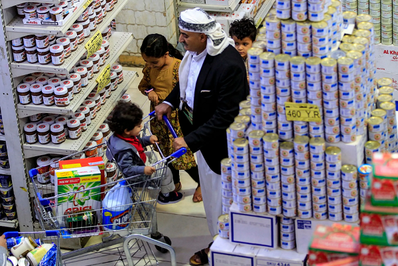 اهالی یمن در حال خرید مایحتاج رمضانی در آستانه ماه مبارک از سوپرمارکتی در صنعا